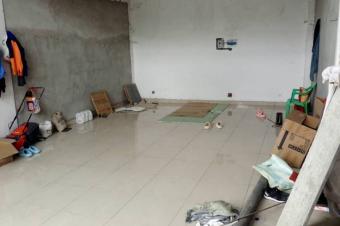  LOCAUX COMMERCIAUX  LOUER  GOMBE   Rf  Prince de Lige chausse   Toilettes HF disponibles    75 m  2000   60 m  1700    