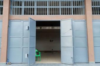 LOCAUX COMMERCIAUX  LOUER  GOMBE   Rf  Prince de Lige chausse   Toilettes HF disponibles    75 m  2000   60 m  1700    