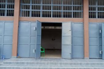  LOCAUX COMMERCIAUX  LOUER  GOMBE   Rf  Prince de Lige chausse   Toilettes HF disponibles    75 m  2000   60 m  1700    