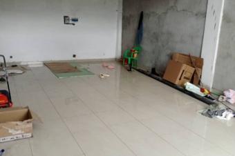  LOCAUX COMMERCIAUX  LOUER  GOMBE   Rf  Prince de Lige chausse   Toilettes HF disponibles    75 m  2000   60 m  1700    