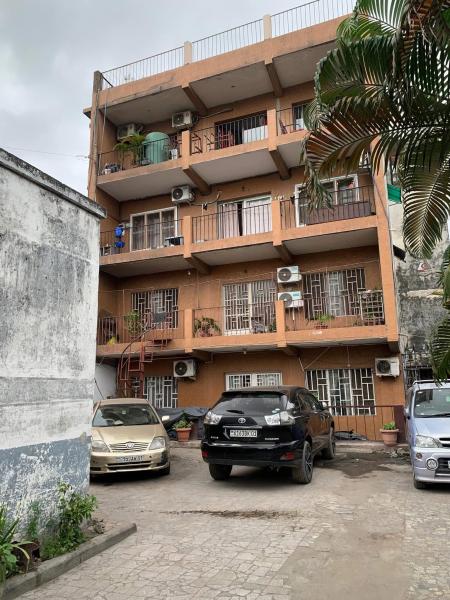 Immeuble de 3 niveaux et deux maisons commerciales mis en vente.  Superficie 23m30m Revenue mensuelle8.000 Kintambo magasin  Rfrence  Mosque  Prix 1.000.000  discuter