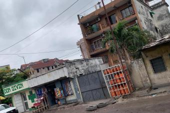 Immeuble de 3 niveaux et deux maisons commerciales mis en vente.  Superficie 23m30m Revenue mensuelle8.000 Kintambo magasin  Rfrence  Mosque  Prix 1.000.000  discuter