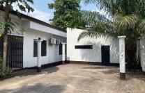 VENTE VILLA À NGALIEMA MACAPAGNE RÉF ÉGLISE SAINT LUC  COMPOSITION : 4 CHAMBRE 1 SALLE À MANGER 1 BUREAU 4 SALLE DE BAINS 1 CUISINE ÉQUIPE Plus MAGASIN AUTRES 30 m/30m mediacongo