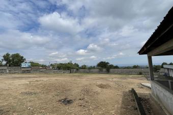 VENTE DUN GRAND TERRAIN CLTUR ET ACCESSIBLE A NGALIEMA 