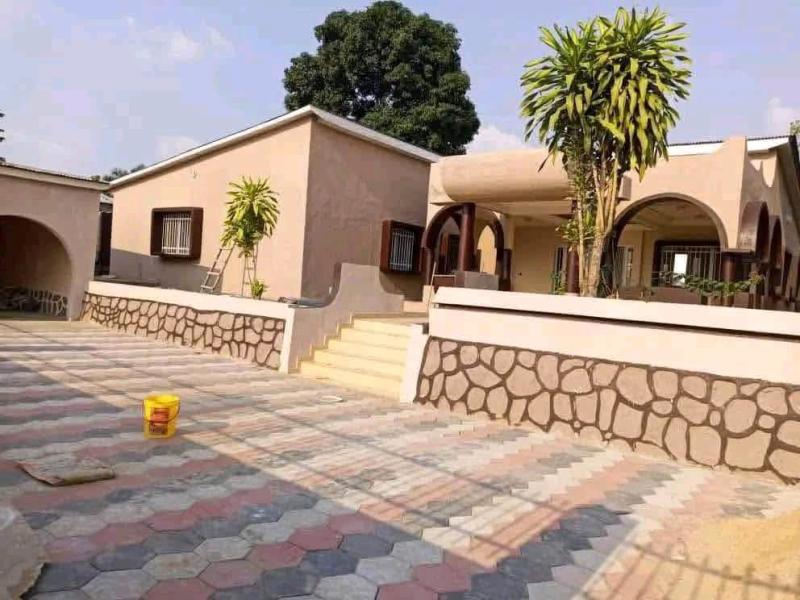 Villa  vendre dans la Commune de Mont Ngafula au Quartier maman Mobutu 