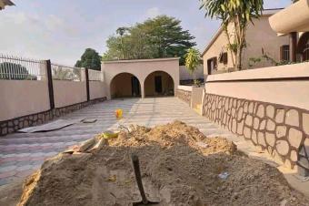 Villa  vendre dans la Commune de Mont Ngafula au Quartier maman Mobutu 