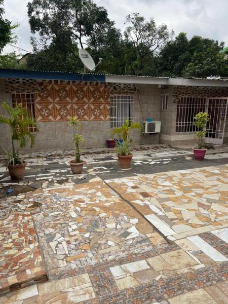 Parcelle  vendre avec maison  Ngaliema haute tension