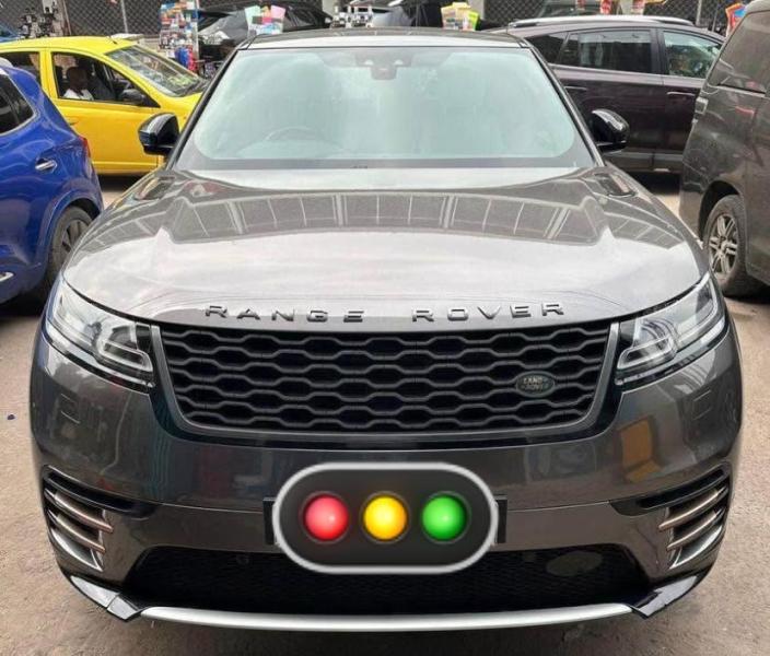 RANGE ROVER VELAR  AUTOMATIQUE  ESSENCE  ESSENCE  VOLANT DROIT  COULEUR DORIGINE  CLIMATISEUR  PLAQUE BT TOUT OK PANORAMIQUE  PRIX  32.000   OFR DIRECTS 