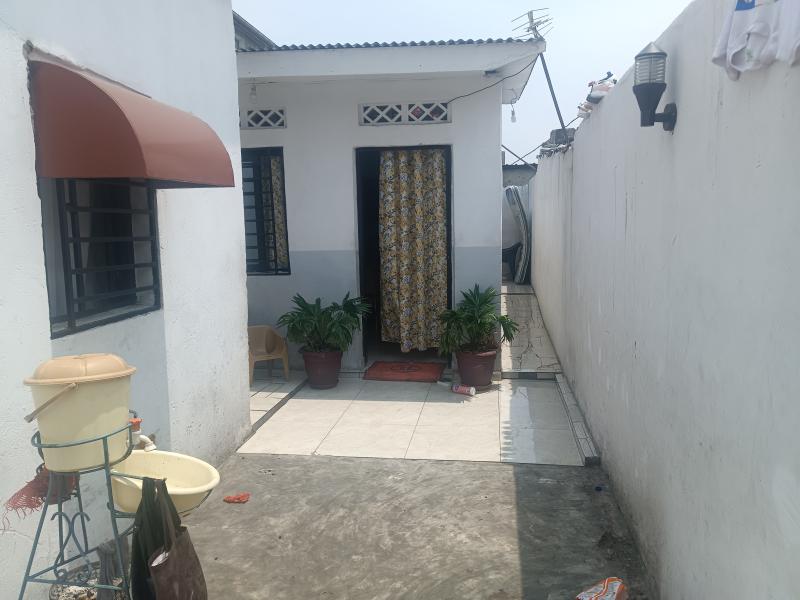 GS13IMMO SARL met  votre disposition la vente de cette jolie parcelle  avec 2 portes QLuyeye Direction Dalle CBumbu. Dimension 918M. Prix 40.000  discuter.  vous.