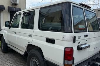 3 PICES DES TOYOTA LANS CRUISER 77 LX SANS PLAQUE 2025 AUTHENTIQUE  PRIX 68.000 SUKA SUKA PAR PICES   MANUELS DIESELS 00.0 KILOMTRES CLIMATISATION IMPECCABLES V6 LOCALI