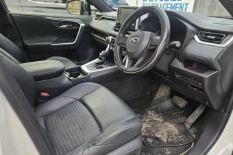 Rav hybrid 2021 Volant droit  Toit panoramique  Full options  21000 suka  Localisation appel