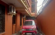 Parcelle dotée d'un immeuble de R+1 un niveau en vente à YOLO Sud Commune de Kalamu mediacongo