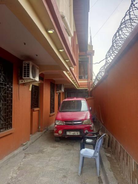 Parcelle dote dun immeuble de R1 un niveau en vente  YOLO Sud Commune de Kalamu 