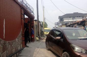 Parcelle dote dun immeuble de R1 un niveau en vente  YOLO Sud Commune de Kalamu 