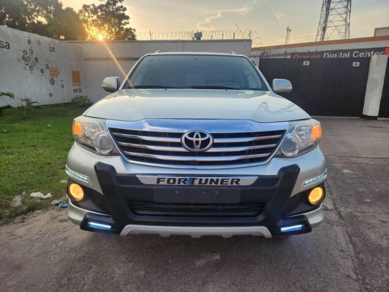 TOYOTA FORTUNER  2014 authentique  Sans plaque  Full options  Automatique Essence  Couleur dorigine  Climatisation impeccable  Kilomtrage faible  Prix 25.000 Localisation kasa v