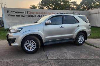TOYOTA FORTUNER  2014 authentique  Sans plaque  Full options  Automatique Essence  Couleur dorigine  Climatisation impeccable  Kilomtrage faible  Prix 25.000 Localisation kasa v