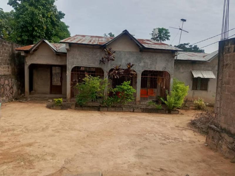 Maison de 5 chambres clture  vendre 