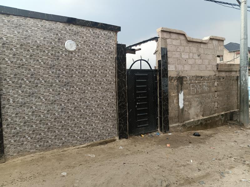 GS13IMMO SARL met  la disposition de tous la vente de cette parcelle  avec 2 portes de locataires sur lav. Luyeye. CBumbu. Dimension  511M. Prix 45.000  discuter.