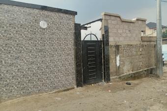 GS13IMMO SARL met  la disposition de tous la vente de cette parcelle  avec 2 portes de locataires sur lav. Luyeye. CBumbu. Dimension  511M. Prix 45.000  discuter.