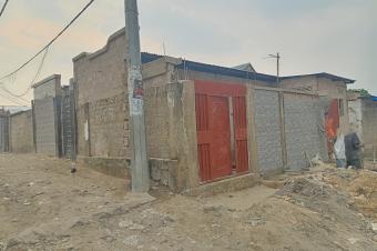 GS13IMMO SARL met  la disposition de tous la vente de cette parcelle  avec 2 portes de locataires sur lav. Luyeye. CBumbu. Dimension  511M. Prix 45.000  discuter.