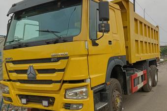 GS13CAR SARL met en vente ce Grand Vhicule SINO TRUCK HOWO Benne sans plaque dimmatriculation. Localisation  LembaTerminus. Prix de dpart  65.000  discuter. Nous sommes 