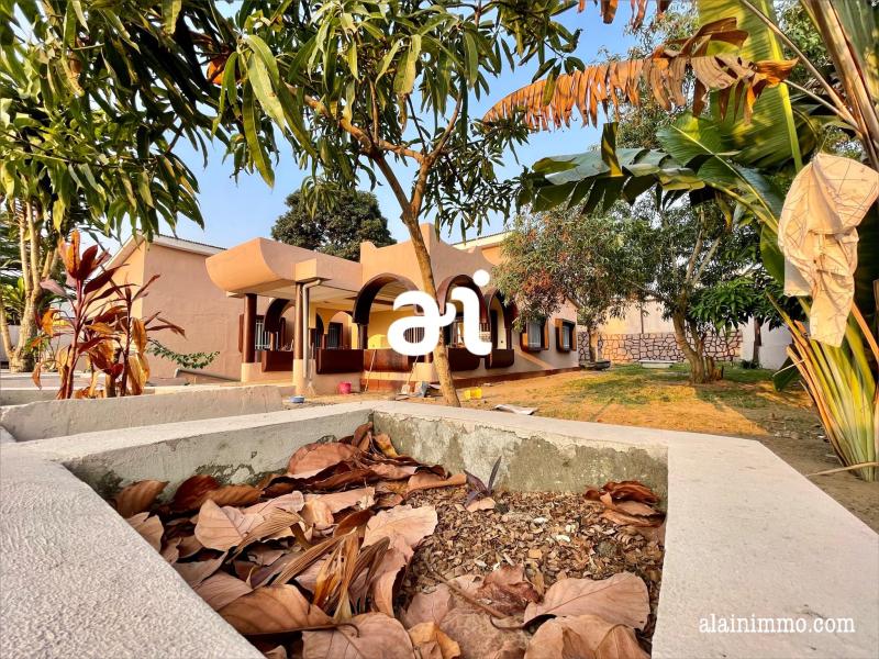 VENTE PARCELLE DE 1050m AVEC GRANDE BTISSE DE 4 CHAMBRES  MAMA MOBUTU