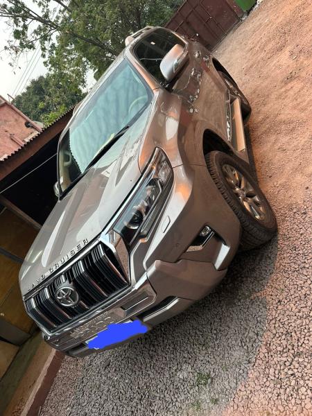 Toyota Land Cruiser prado Couleur beige 23000km Authentique 2022 6 cylindre Essence  55 000  dernier prix on fait laffaire  Localisation moimme offre direct