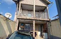 Vente parcelle dotée d'une maison en étage de R+1 un niveau à Lemba/Camp riche mediacongo