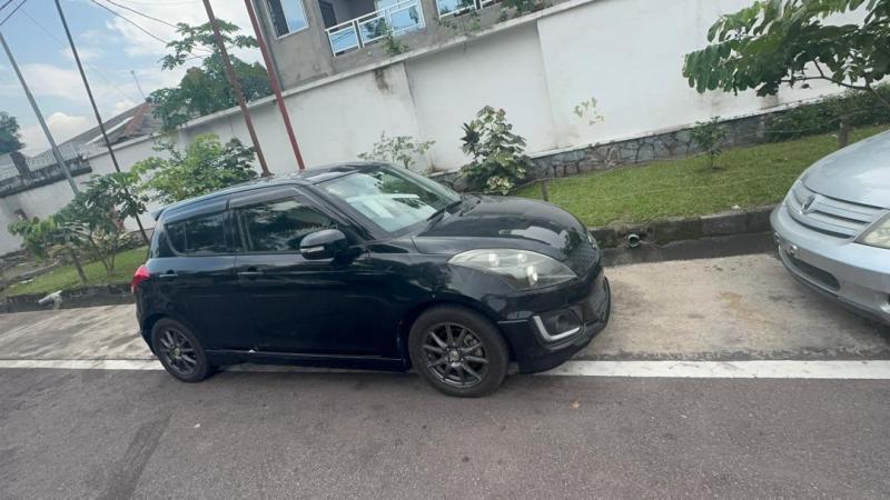 SUZUKI SWIFT SANS PLAQUE  PRIX 5.500 LISOLO MUKIE KK.   AUTOMATIQUE ESSENCES KILOMTRAGE TRS FAIBLES CLIMATISATION IMPECCABLES FULLS OPTIONS LOCALISATION