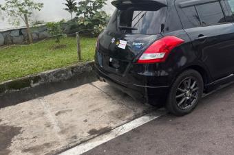SUZUKI SWIFT SANS PLAQUE  PRIX 5.500 LISOLO MUKIE KK.   AUTOMATIQUE ESSENCES KILOMTRAGE TRS FAIBLES CLIMATISATION IMPECCABLES FULLS OPTIONS LOCALISATION