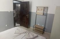 GS13-IMMO SARL; met à votre disposition la location de cet appartement meublé, dans la C/Lemba super. Sur la chaussée. Réf: Galerie HUGO TANZAMBIE. Location/Jr : 80$/Jour. À vous. mediacongo