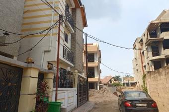 LA BONNE AUBERGE MISE EN VENTE  LIMETE FUNA SUR LA PRINCIPALE  PROXIMIT DU BOULEVARD LUMUMBA AVEC DEUX IMMEUBLES CONTENANTS PLUSIEURS APPARTEMENTS  LINTERIEUR   DTAILS 