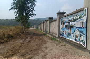 GS13IMMO SARL met  votre disposition la vente de ce terrain vide CNsele non loin de Mausole dTIENNE TSHISEKEDI. Dimension 2020M. Prix 5.500  discuter.  vous
