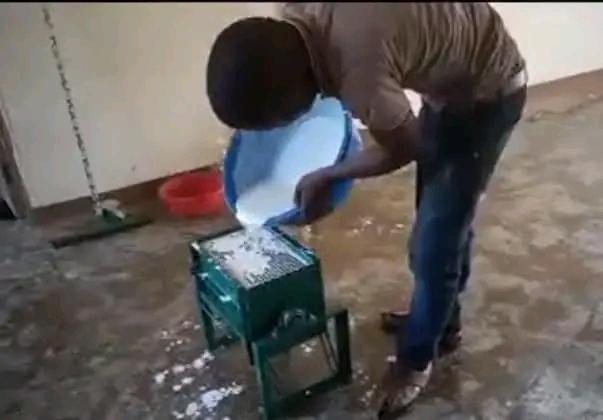 Formation en fabrication de craie scolaire.