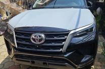 ?Toyota Fortuner  ?Année 2024 authentique  Full option  Volant gauche 4 Caméra 360*  Intérieur très confortable  Siège en cuir Kilométrage 000km 7 place  Automatique  Essence  Cl automobile_motos_velos_engins_et_pieces