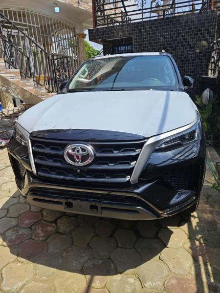 Toyota Fortuner  Anne 2024 authentique  Full option  Volant gauche 4 Camra 360  Intrieur trs confortable  Sige en cuir Kilomtrage 000km 7 place  Automatique  Essence  Cl
