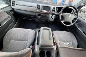 Toyota hiace 2012 essence automatique 4cylinder kilomtrage 45000 avec chaise pour 14 personnes prix 17500 a discuter