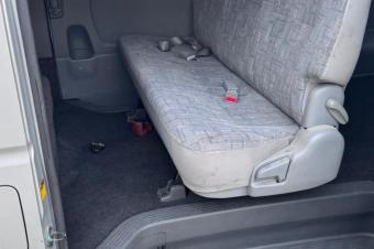 Toyota hiace 2012 essence automatique 4cylinder kilomtrage 45000 avec chaise pour 14 personnes prix 17500 a discuter