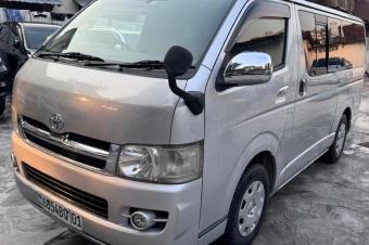 Toyota hiace 2012 essence automatique 4cylinder kilomtrage 45000 avec chaise pour 14 personnes prix 17500 a discuter