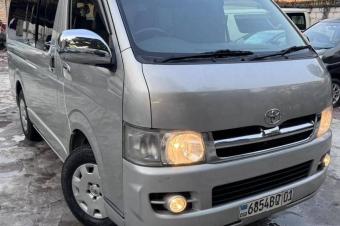 Toyota hiace 2012 essence automatique 4cylinder kilomtrage 45000 avec chaise pour 14 personnes prix 17500 a discuter