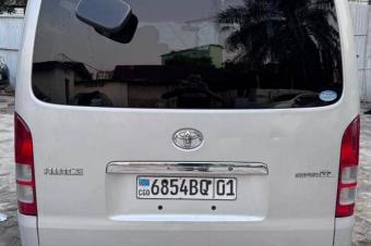 Toyota hiace 2012 essence automatique 4cylinder kilomtrage 45000 avec chaise pour 14 personnes prix 17500 a discuter