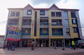 GS13IMMO SARL met  votre disposition la location de cet appartement meubl et dune suite de 3Chambres  coucher CNdjili. Prs du Boulevard Lumumba. Prix location  45Jour.