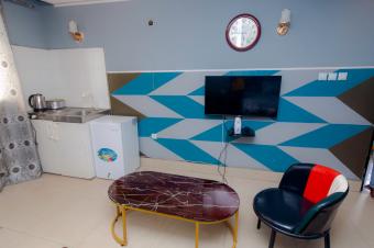 GS13IMMO SARL met  votre disposition la location de cet appartement meubl et dune suite de 3Chambres  coucher CNdjili. Prs du Boulevard Lumumba. Prix location  45Jour.