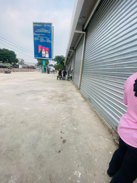 Location des maisons commerciales  Limete Funa sur macadam 