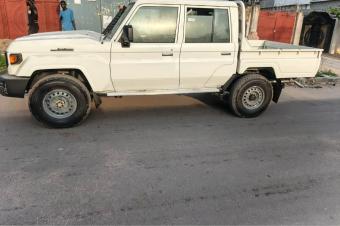 DEUX PICES DES TOYOTA LANS CRUISER 77 LX SANS PLAQUE 2025 AUTHENTIQUE  PRIX 70.000.  MANUELS DIESELS 00.0 KILOMTRES 13klm CLIMATISATION IMPECCABLES V6 LOCALISATION CHE