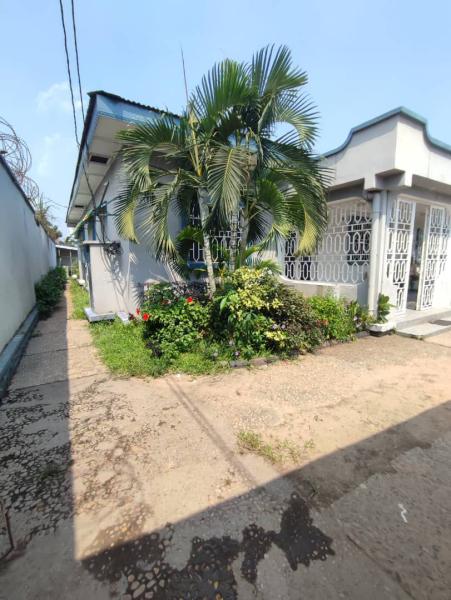 Parcelle de 11m20m avec maison basse en vente situ  MimosaNgaliema 