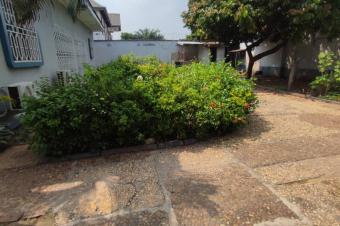 Parcelle de 11m20m avec maison basse en vente situ  MimosaNgaliema 