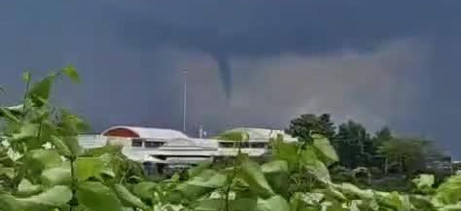 Italie: au cœur du Piémont, dans la province de Novare, un témoin a filmé un nuage en entonnoir tourbillonnant entre ciel et terre !