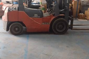 GS13IMMO SARL met  votre disposition la vente de cette puissante machine pour soulever vos diffrents marchandises. CGombe. Prix initial  11.500  discuter.  vous.