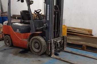 GS13IMMO SARL met  votre disposition la vente de cette puissante machine pour soulever vos diffrents marchandises. CGombe. Prix initial  11.500  discuter.  vous.